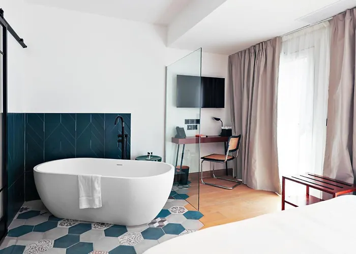 Urban Style Victoria Boutique 4*